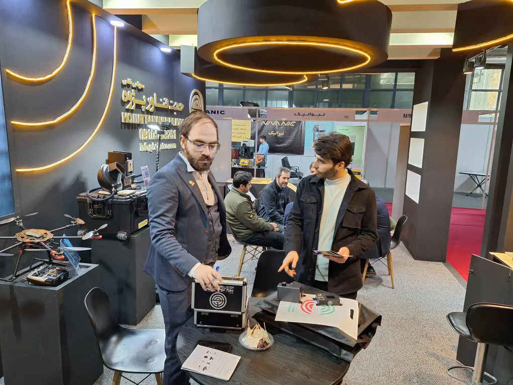 گفتوگوی مدیر پروژه حجت فناور پژوه با بازدیدکننده در نمایشگاه ایرانساخت ۱۴۰۴