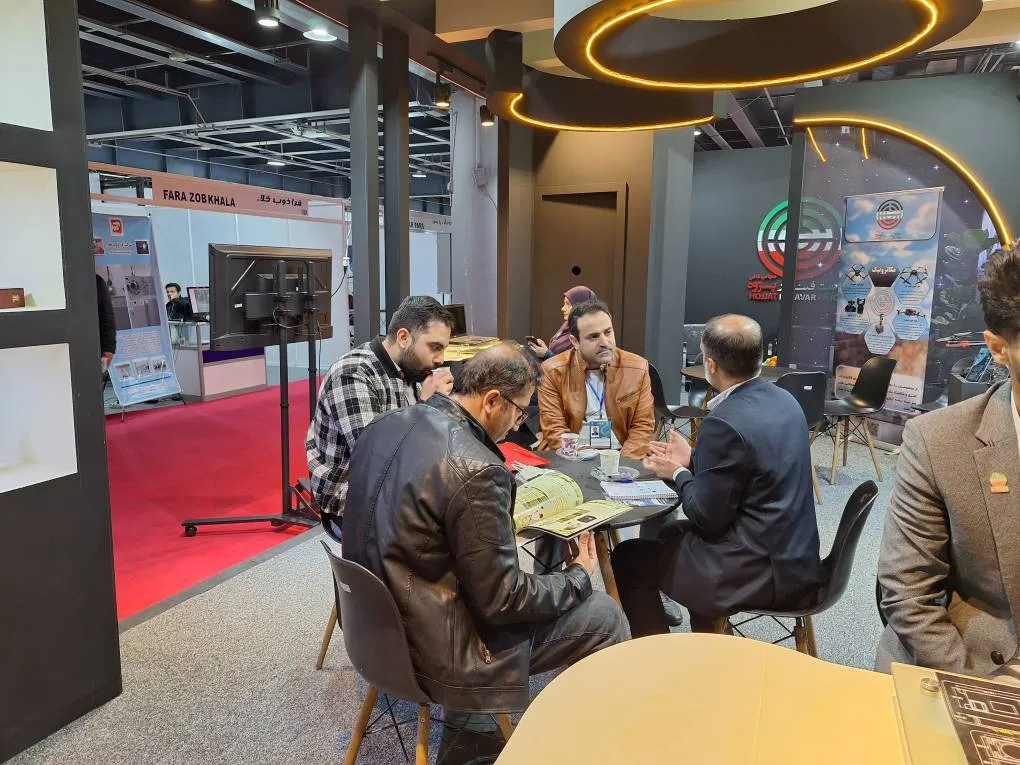 گفتوگوی مدیریت حجت فناور پژوه با بازدیدکنندگان در نمایشگاه ایرانساخت ۱۴۰۴