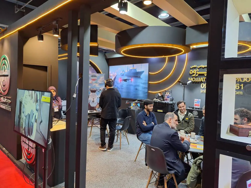 تعامل تیم حجت فناور پژوه با فعالان صنعت در نمایشگاه ایرانساخت ۱۴۰۴